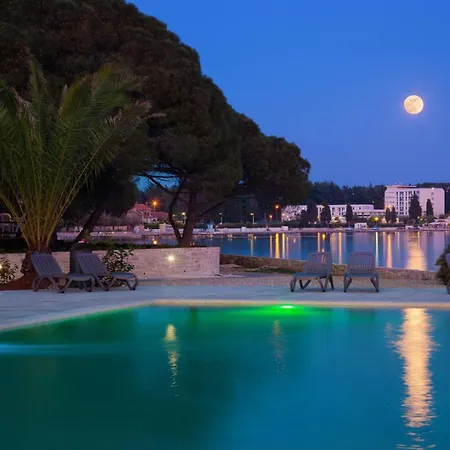 Stana A2+2 For 4 Persons With Balcony And Sea View * Porec